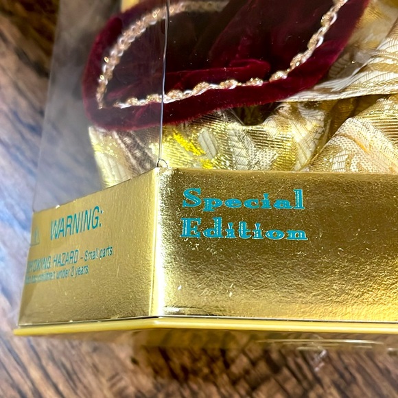 Special Edition 1996 Holiday Barbie, new in box - Picture 5 of 5